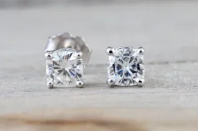 14k White Gold Cushion Moissanite Stud Earrings 4.5mm