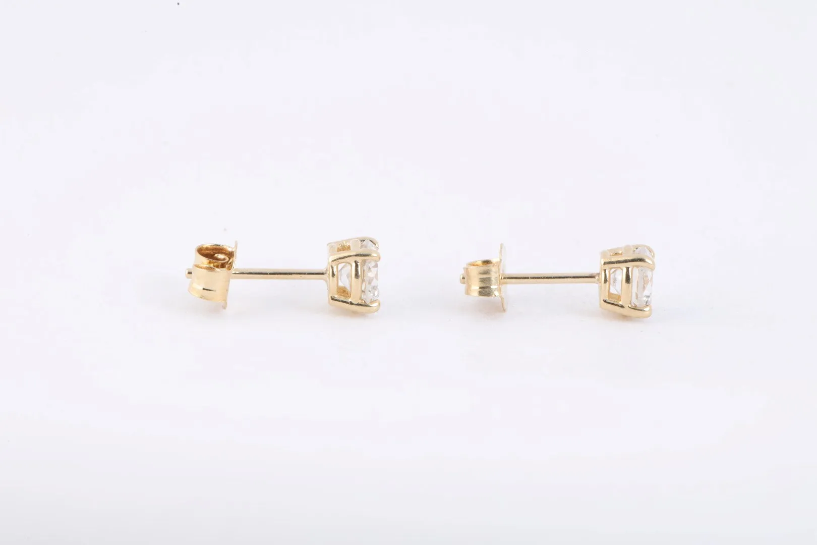 14k Yellow Gold 0.90tcw Diamond Stud Earrings (0.92g.)